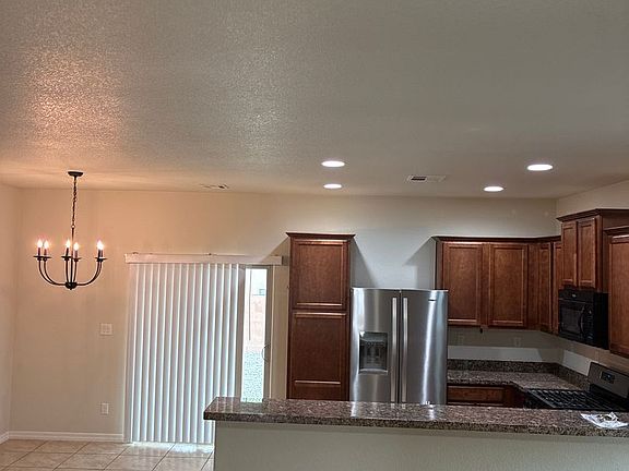 3rd image of 2810 Lark Dr NE