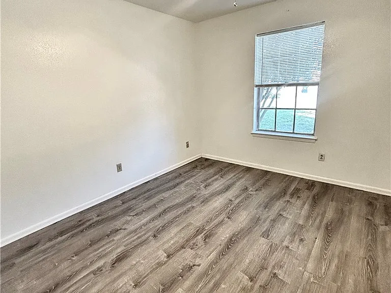 1611 Cloverdale Ct — Photo 5