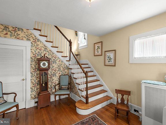 3rd image of 305 Amherst St