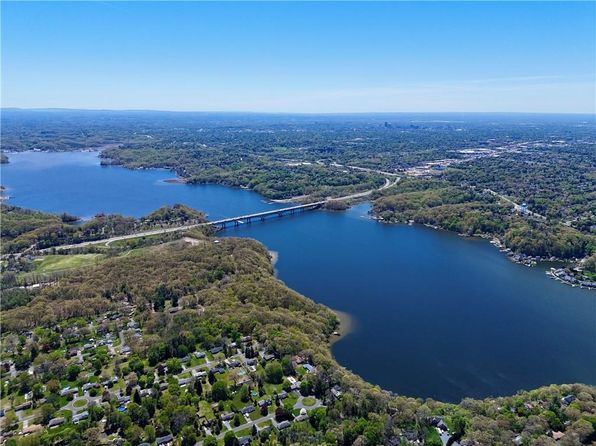 674 N Cove Dr, Webster, NY 14580