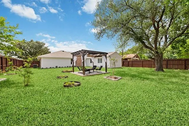 4 bed, 2.0 bath, 1668 sqft, $2,200 — Photo 3
