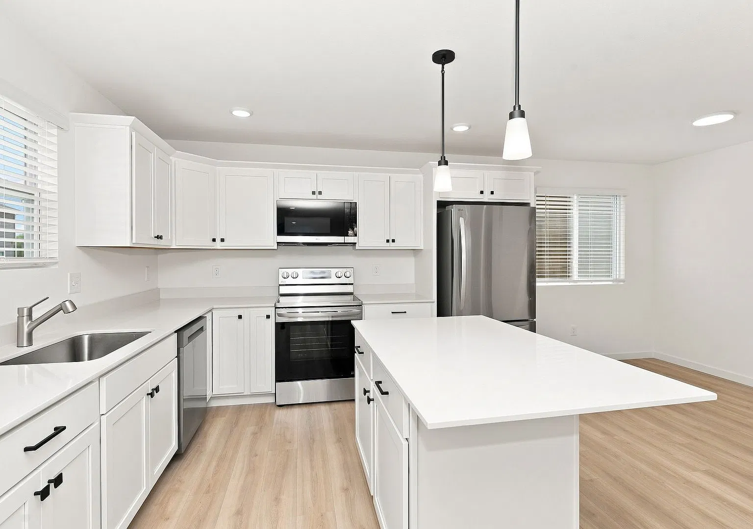 1 Month FREE Rent! Applied to Your First Full Month. Terms & Conditions Apply. — Photo 4