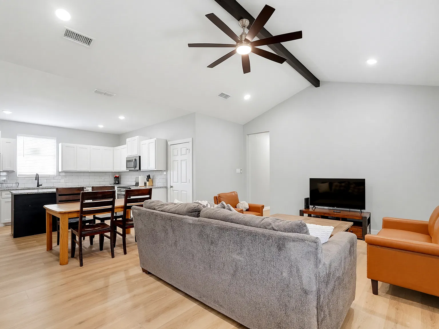 3 bed, 1365 sqft, $4,750 — Photo 2