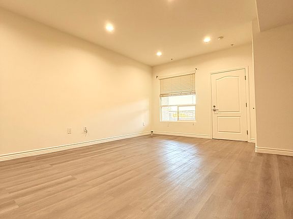 3rd image of 4655 Maplewood Ave #303
