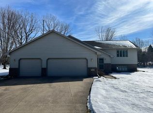718 Grant Ave, Omro, WI 54963