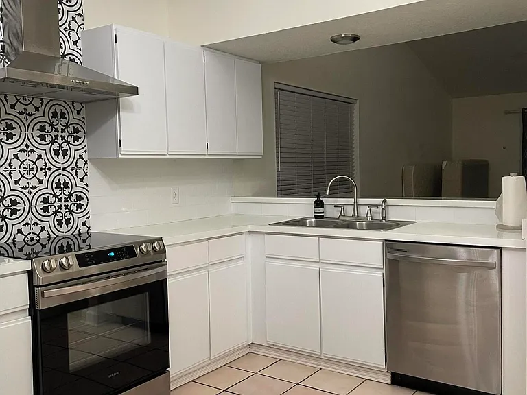 1022 Snug Harbour Ct — Photo 1
