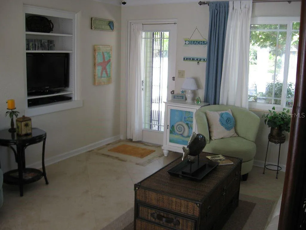 2 bed, 1.5 bath, 1100 sqft, $3,800 — Photo 2