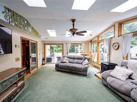 3rd image of 1284 Reed Rd