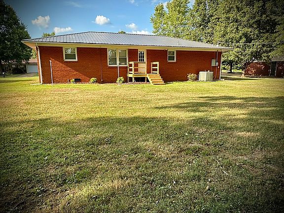 Spacious back yard 