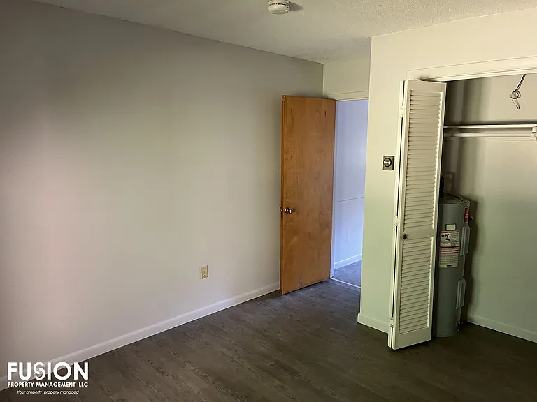 8 Cedar Gln N #1 — Photo 5