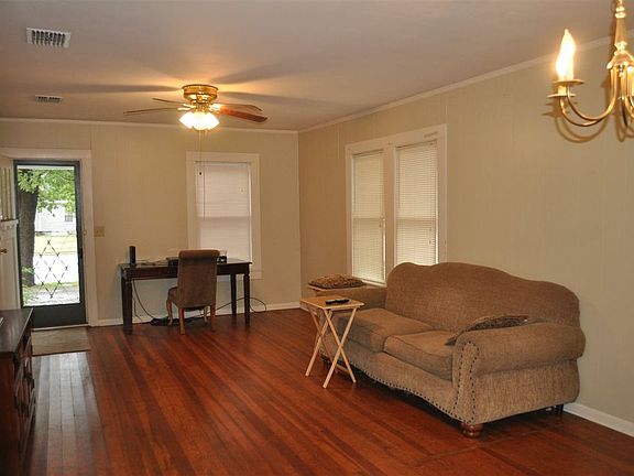 3rd image of 515 W 6th St