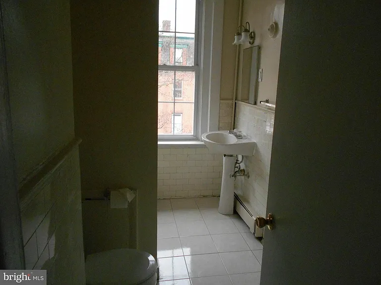 2228 Mount Royal Ter #F — Photo 4