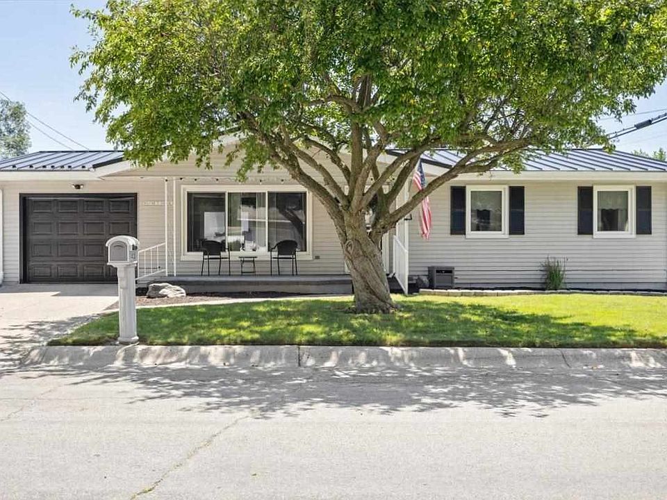 1st image of 413 Willow Dr