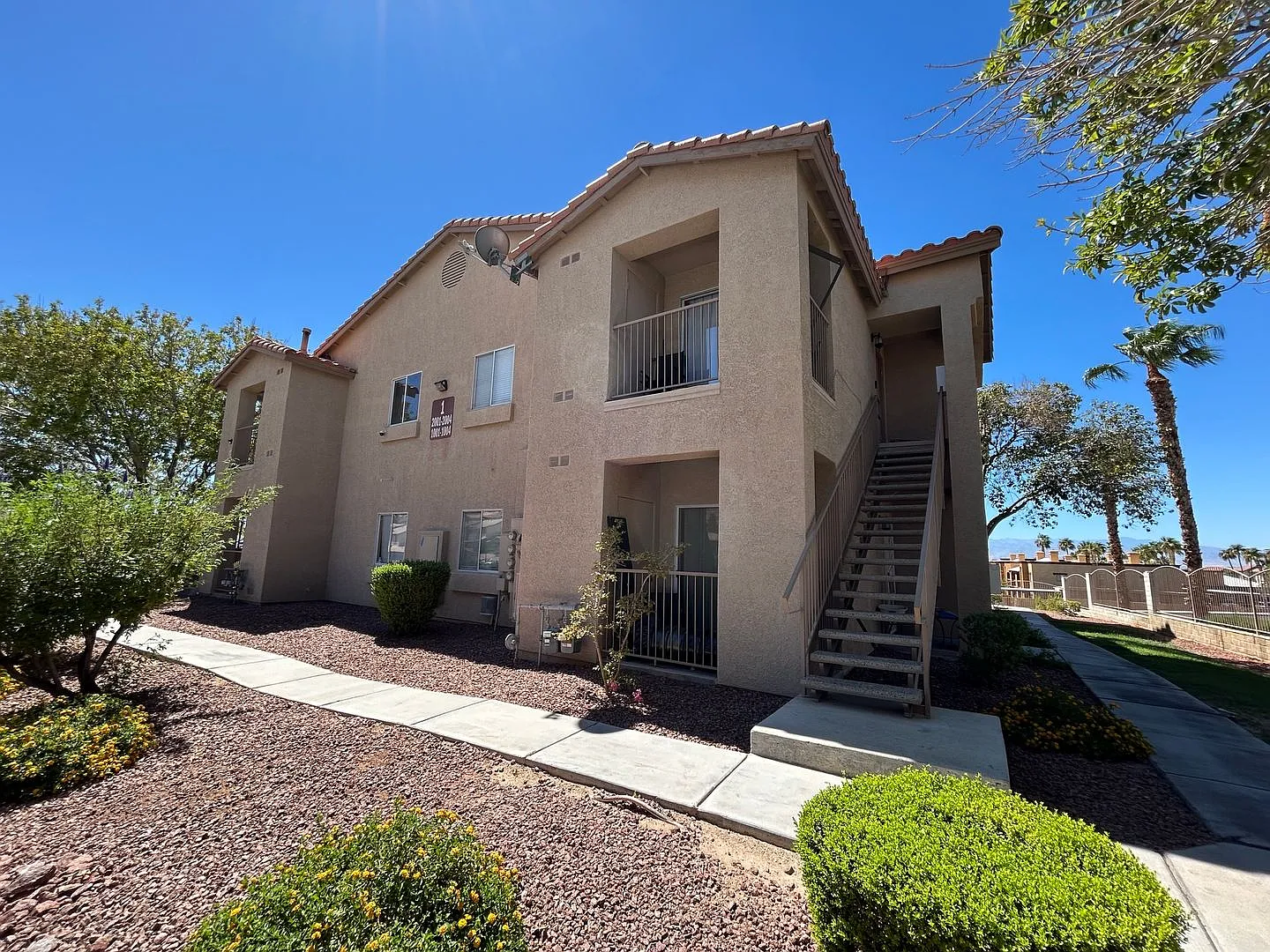 Spacious 2 Bedroom Condo In Gated Community — Photo 1