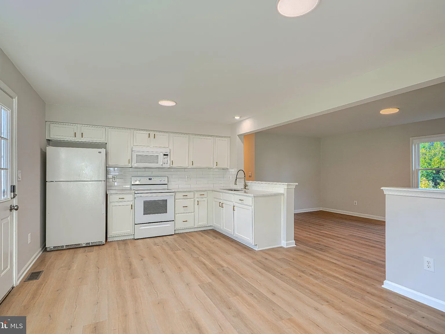 3 bed, 2.0 bath, 1150 sqft, $2,400 — Photo 4