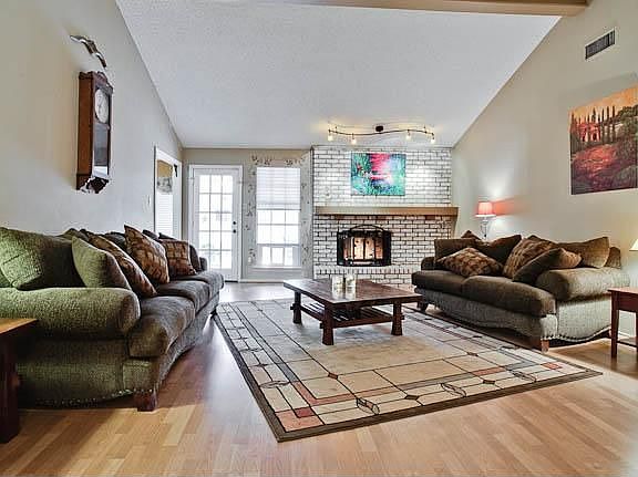 5th image of 2302 Woodglen Dr