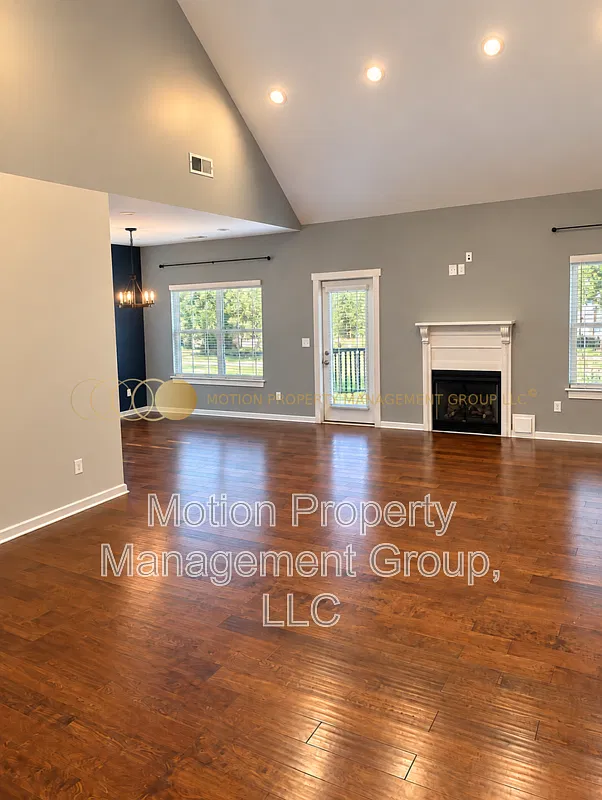 3 bed, 2.0 bath, 1467 sqft, $2,100 — Photo 2