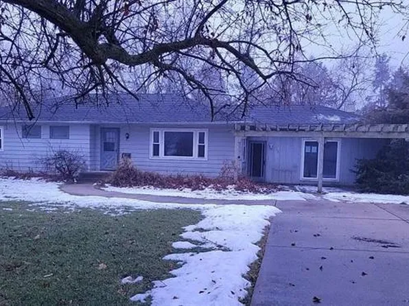 753 Skyline Dr, Freeport, IL 61032