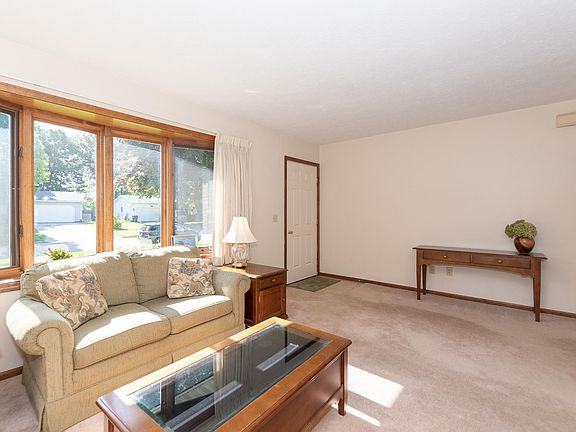 5th image of 5642 Newhaven Dr