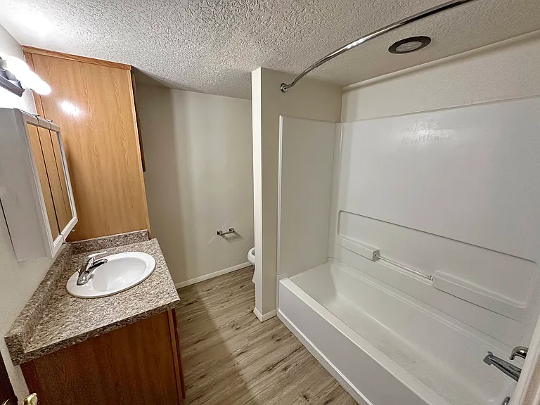 Updated Downtown 1 Bed w/ free WIFI & Gated Parking — Photo 67