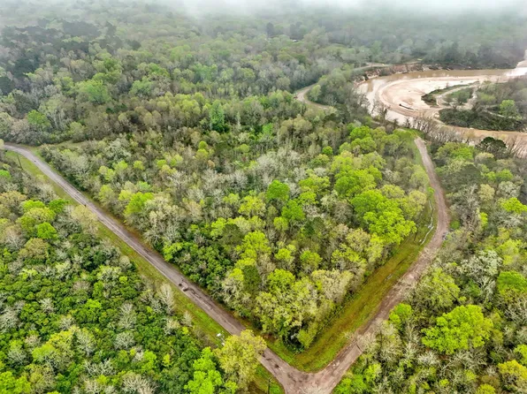 10211 S Essex Dr, Conroe, TX 77302