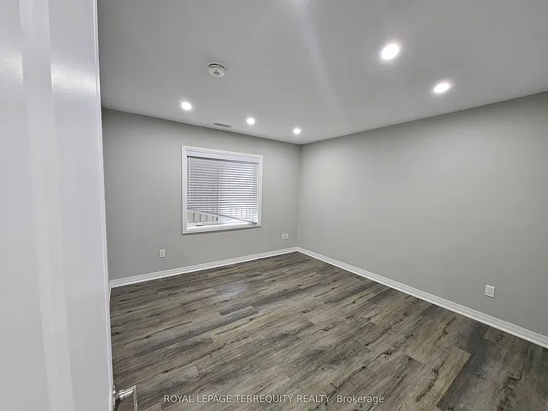 3392 Lake Shore Blvd W — Photo 13
