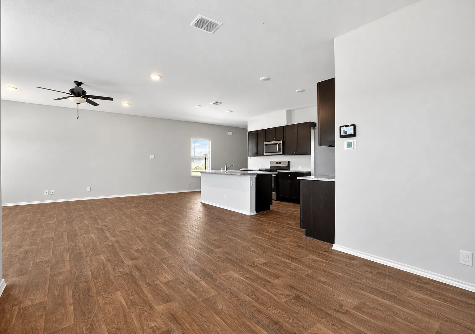 Move-In Ready 4-Bedroom Home Near Parks, Golf & Dining — Photo 3