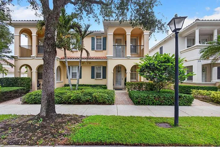 213 Barcelona Dr