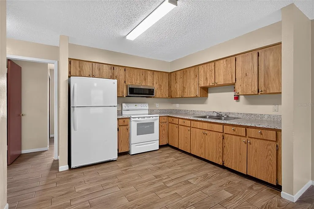 3 bed, 1.0 bath, 900 sqft, $1,550 — Photo 3
