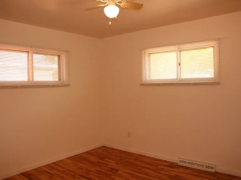 559 W Pine St — Photo 8
