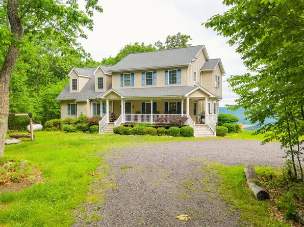 210 White Mountain Ln, Sugarloaf, PA 18249
