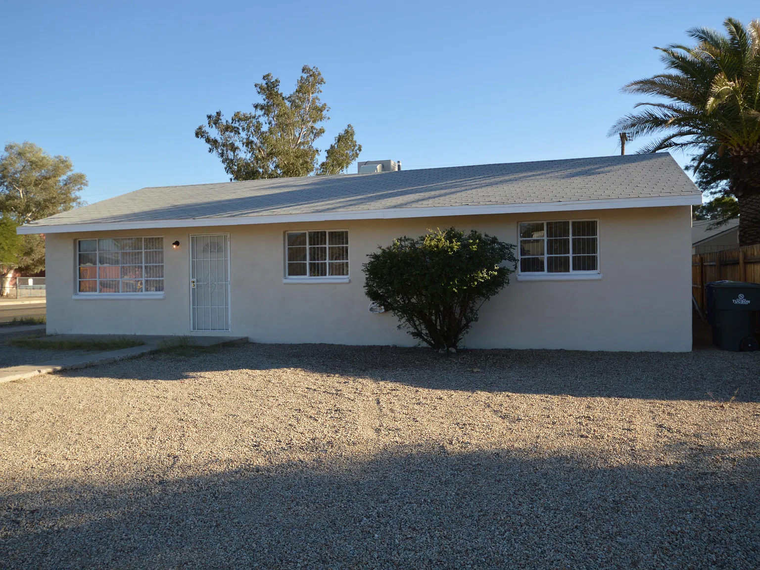 3 bed, 1.0 bath, 1012 sqft, $1,450 — Photo 1