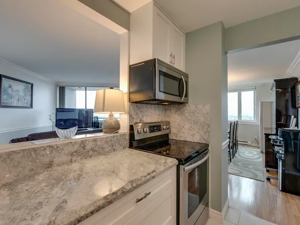 3920 Hastings St #902, Burnaby, BC V5C 6C7