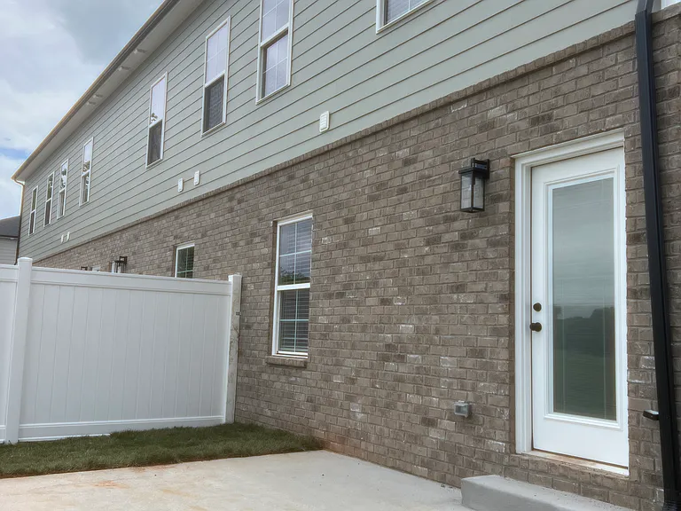 565 Yulan Cir — Photo 2