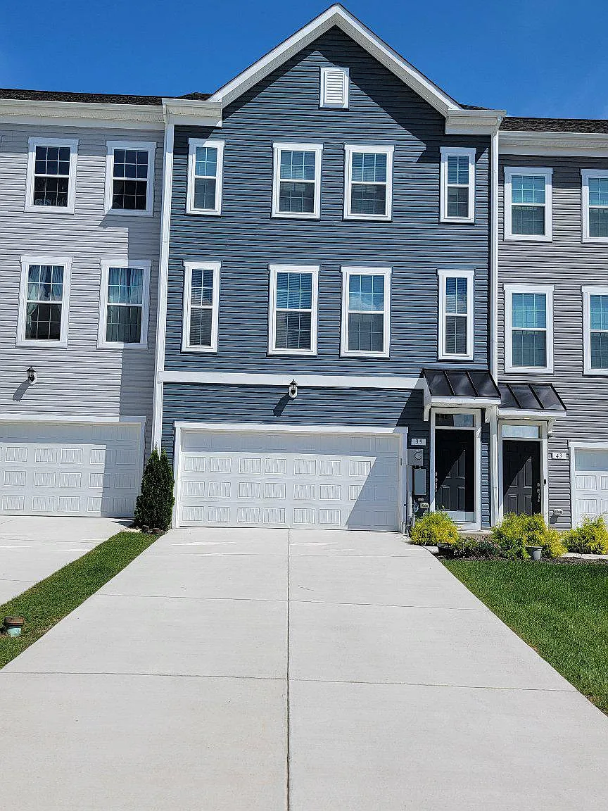 4 bed, 4.0 bath, 2028 sqft, $2,600 — Photo 1