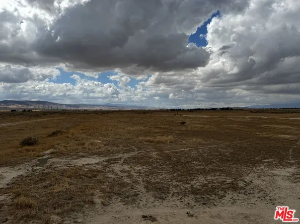 75 Street St W, Palmdale, CA 93551