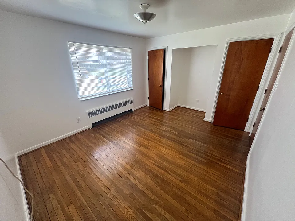 Bedroom w/picture window