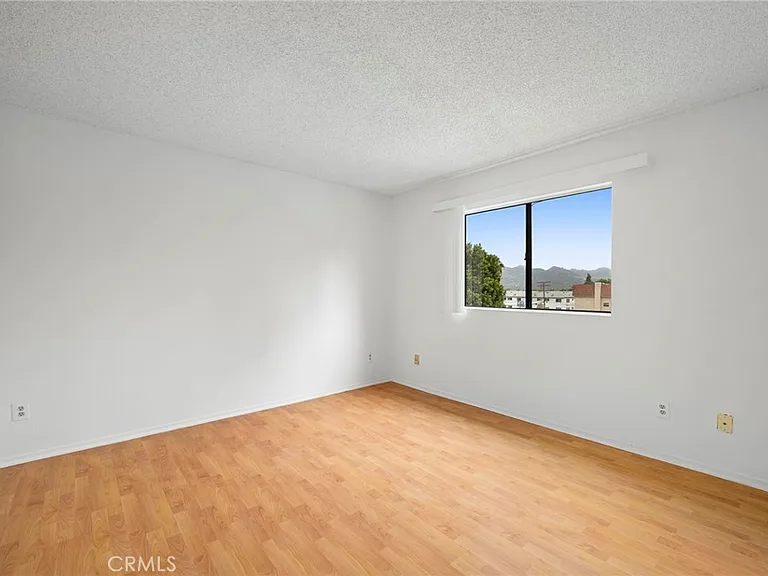 330 Pioneer Dr — Photo 12