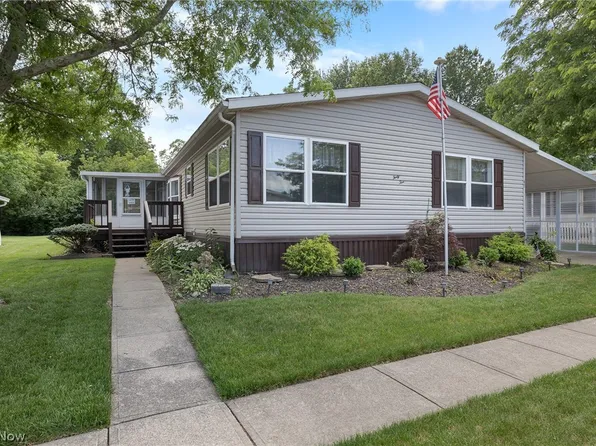 45 Periwinkle Dr, Olmsted Falls, OH 44138