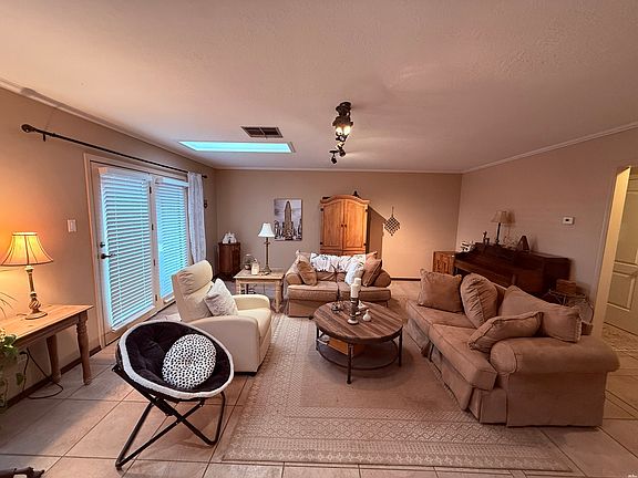 4th image of 907 Yucca St