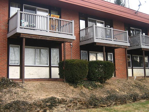 3rd image of 2650 University Ave APT F