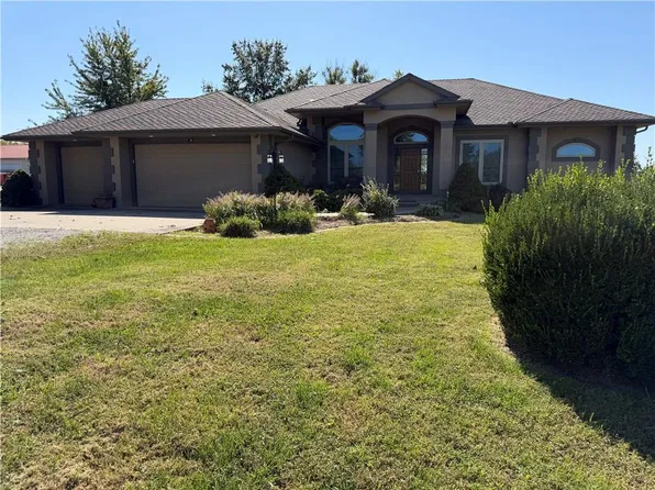 8067 Southpoint Dr, Camden, MO 64017