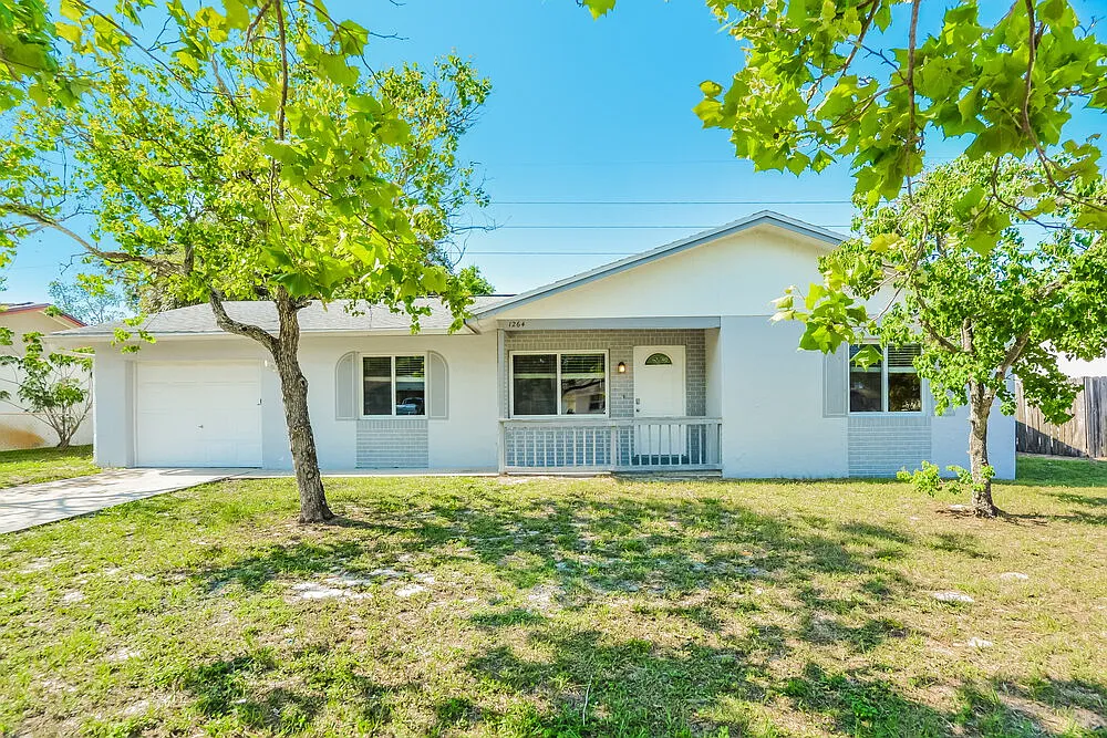 3 bed, 2.0 bath, 1375 sqft, $2,025 — Photo 1