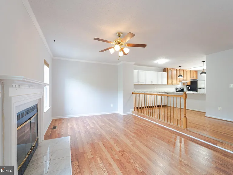 413 Lakeview Ct — Photo 15