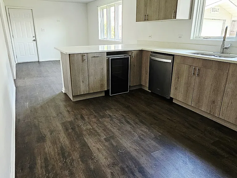 5230 S Lockwood Ave #1R — Photo 2