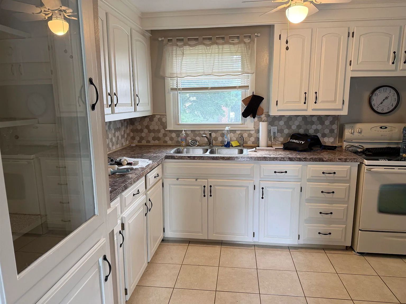 3 bed, 1.0 bath, 884 sqft, $2,900 — Photo 2