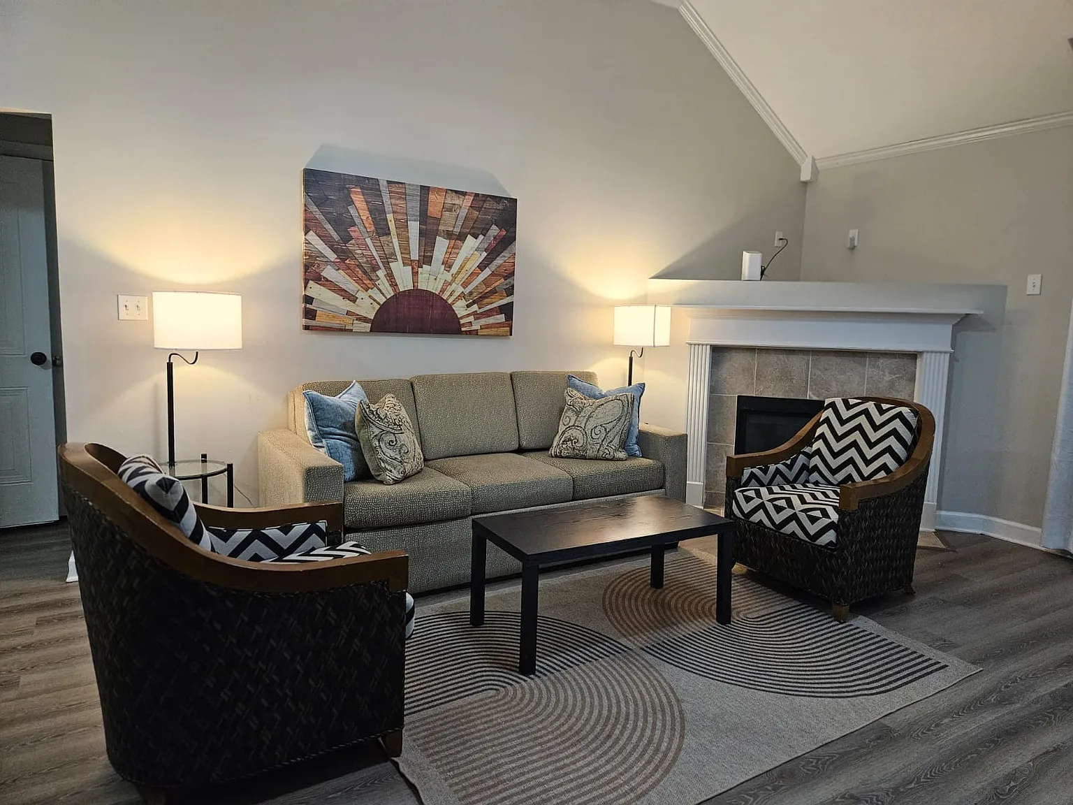 4 bed, 1726 sqft, $6,999 — Photo 2
