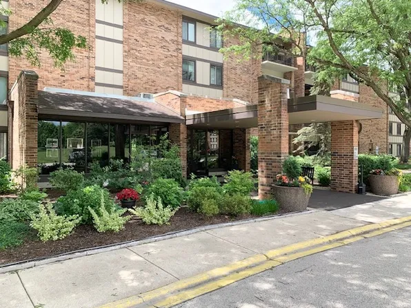 301 Lake Hinsdale Dr APT 209, Willowbrook, IL 60527