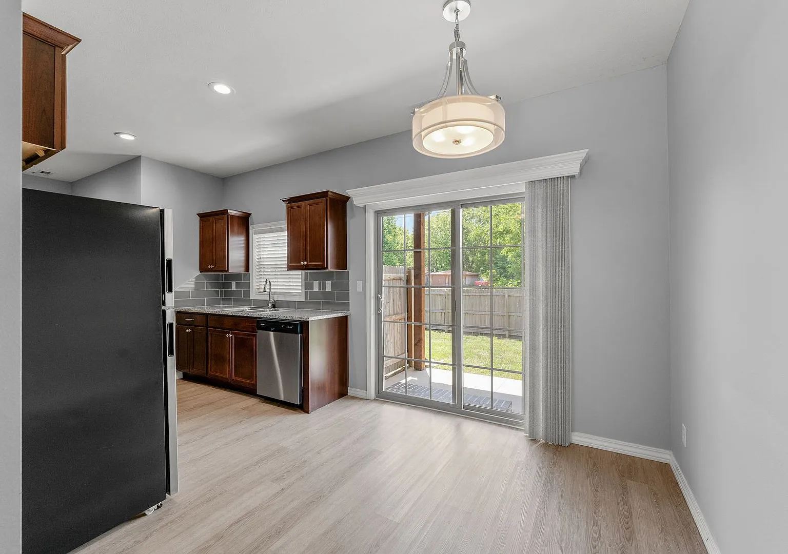 New Luxury 3 Bed 2.5 Bath Townhouse — Photo 4