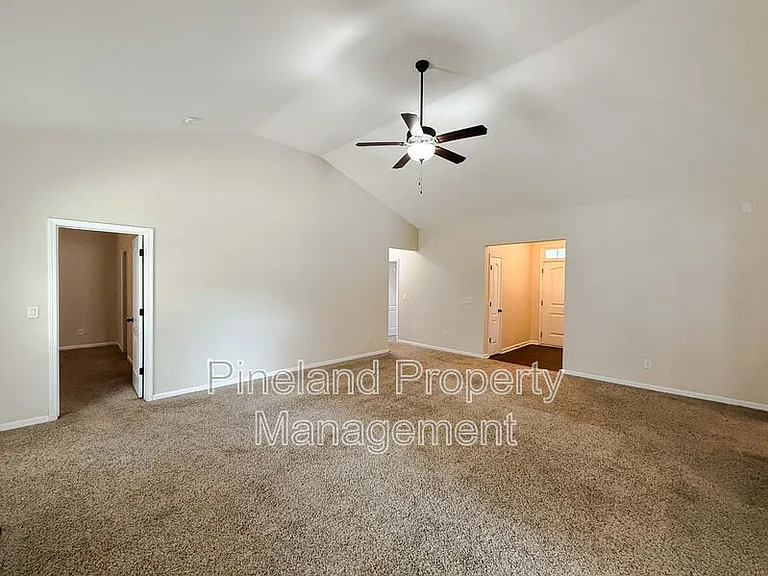728 Roanoke Dr — Photo 9
